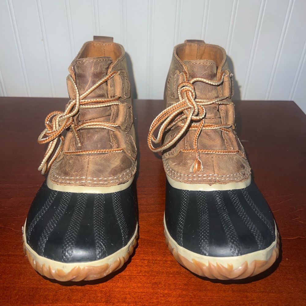 Sorel Women’s Tan and Black Rain Boots